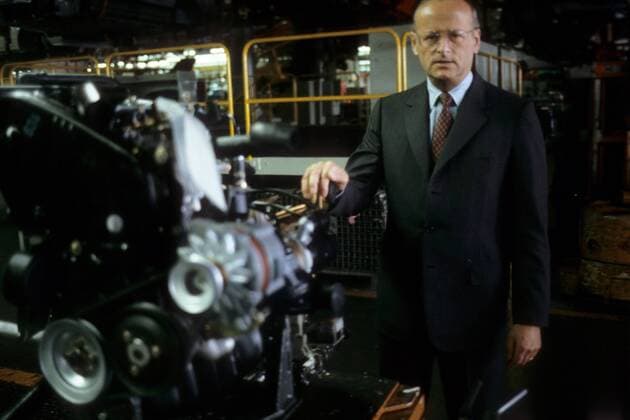 Carl Horst Hahn (Vorstandsvorsitzender Volkswagenwerk AG) in der Fertigungshalle der Volkswagen AG