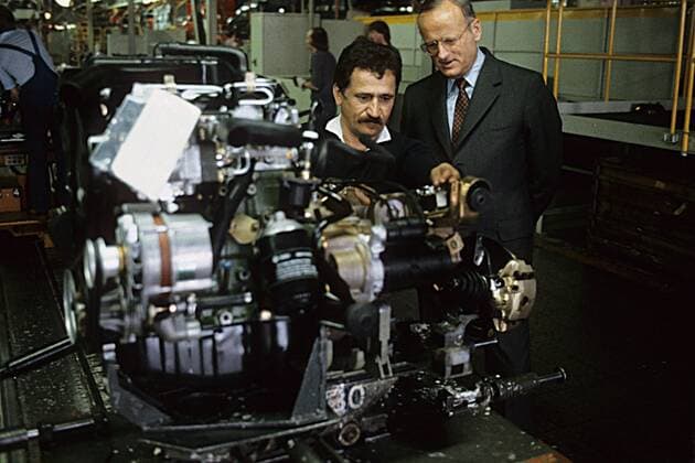 Carl Horst Hahn (Vorstandsvorsitzender Volkswagenwerk AG) in der Fertigungshalle der Volkswagen AG