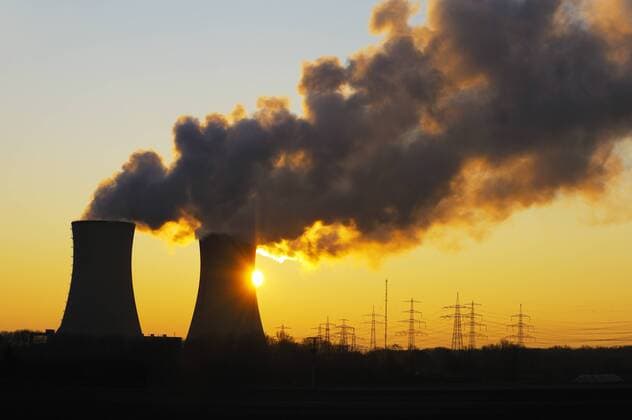 Kernkraftwerk in Grafenrheinfeld bei Sonnenuntergang (iblblu01049563)
