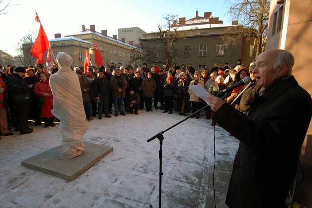 Klaus Höpcke (re., Deutschland) während der Einweihung einer Rosa-Luxemburg-Statue anlässlich des 90. Todestages der Kommunistin am Rosa-Luxemburg-Platz in Berlin