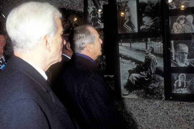 Präsident Chaim Herzog (re., Israel) und Präsident Richard von Weizsäcker (Deutschland CDU) in der KZ-Gedenkstätte Bergen-Belsen