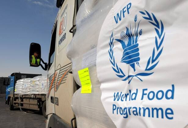 Lkw mit Hilfslieferungen des World Food Programme am Grenzübergang Kerem Shalom, Israel - Hilfe für den Gazastreifen während der israelischen Militäroffensive 