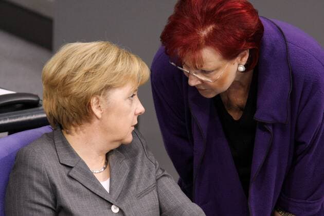 Bundeskanzlerin Angela Merkel (li. Deutschland CDU) und Entwicklungsministerin Heidemarie Wieczorek-Zeul (Deutschland SPD) anlässlich der Regierungserklärung zum zweiten Konjunkturpaket im Bundestag in Berlin
