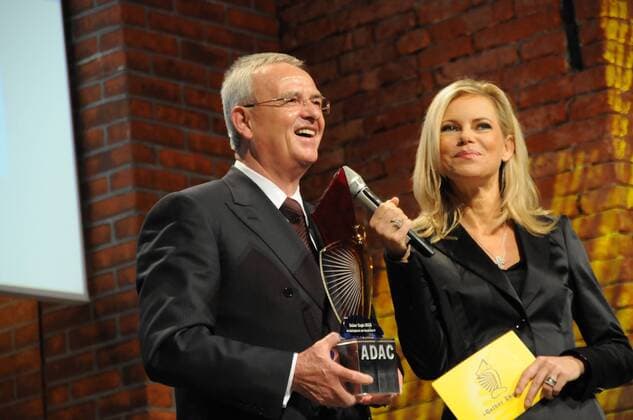 Moderatorin Nina Ruge und Preisträger Martin Winterkorn (Vorstandsvorsitzender Volkswagen AG) anlässlich der Verleihung des ADAC-Preises - Gelber Engel 2009 - für den Preis - Lieblingsauto der Deutschen - in München