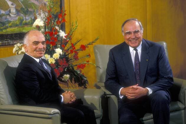 König Hussein I. bin Talal von Jordanien (li.) und Bundeskanzler Helmut Kohl (Deutschland CDU) in Bonn