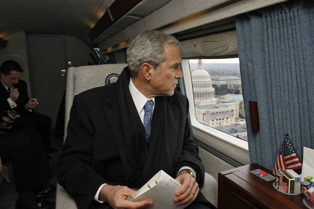 George W. Bush (USA) bei seinem Abflug nach der Vereidigung von Präsident Barack Obama in Washington D.C.  (WAX200901212101)