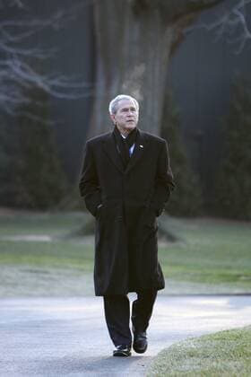 George W. Bush (USA) auf dem Gelände des Weißen Hauses nach der Vereidigung von Präsident Barack Obama in Washington D.C.  (WAX20090121299)