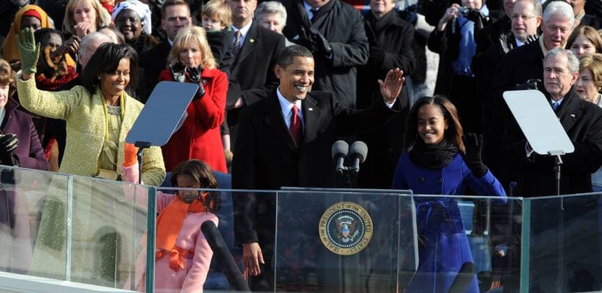 Präsident Barack Obama (USA) mit Ehefrau Michelle und den Töchtern Sasha und Malia (re.) während seiner Vereidigung zum 44. US-Präsidenten in Washington D.C.  (WAP20090120123)