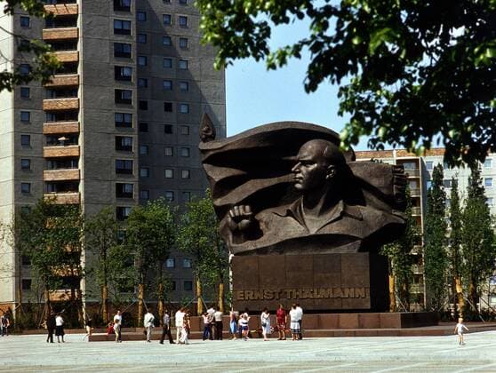 Denkmal für Ernst Thälmann in der Greifswalder Straße in Berlin Ost