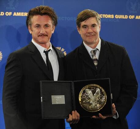 Preisträger Regisseur Gus Van Sant (re.) mit Schauspieler Sean Penn anlässlich der Verleihung der - 61. Directors Guild of America Awards - in Los Angeles -  (LAP2009013115)
