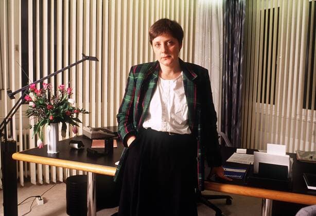 Ministerin für Frauen und Jugend Angela Merkel (Deutschland CDU) in ihrem Büro in Bonn