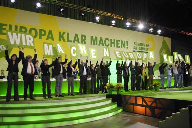 Kandidaten von Bündnis90 Die Grünen für die Europawahl halten den Schriftzug - Wir machen Europa klar - während der Bundesdelegiertenkonferenz von Bündnis 90 Die Grünen in Dortmund