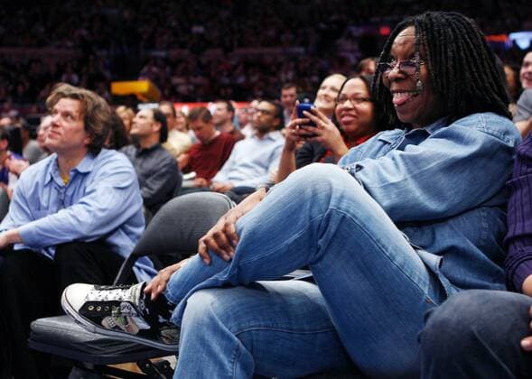 Schauspielerin Whoopi Goldberg bei einem NBA-Basketballspiel zwischen den New York Knicks und den Boston Celtics in New York  (NYP20090206104)