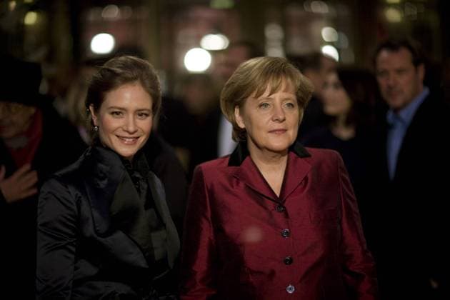 Schauspielerin Julia Jentsch (li.) und Bundeskanzlerin Angela Merkel (Deutschland CDU) anlässlich der Filmpremiere von - Effi Briest - auf den 59. Internationalen Filmfestspielen in Berlin