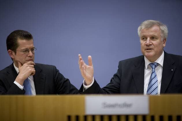 Ministerpräsident Horst Seehofer (re., Deutschland CSU Bayern) und Wirtschaftsminister Karl-Theodor zu Guttenberg (Deutschland CSU) anlässlich der Bundespressekonferenz in Berlin
