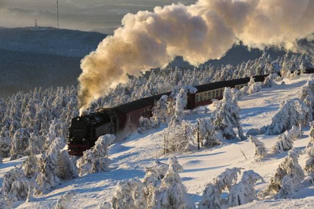  Harzer Schmalspurbahn im Winterwald auf dem Brocken im Nationalpark Harz (iblmcs01070300)