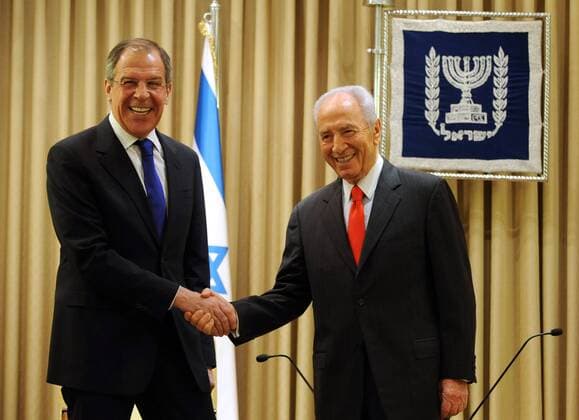 Präsident Shimon Peres (re., Israel) begrüßt Außenminister Sergei Lavrov (Russland) in Jerusalem 