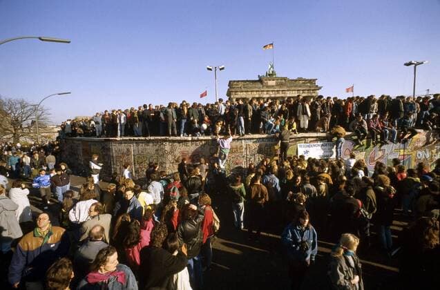  Menschen aus Ost und West feiern den Fall der Berliner Mauer vor dem Brandenburger Tor in Berlin - iblnom01063024