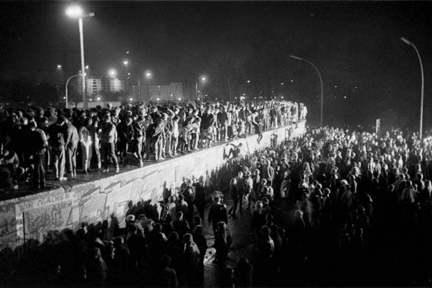 Menschen aus Ost und West feiern den Fall der Berliner Mauer in Berlin - iblnom01063032