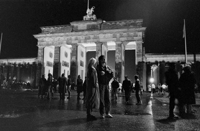  Passanten westlich des Brandenburger Tores bestaunen den Fall der Berliner Mauer in Berlin - iblnom01063035
