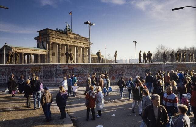  Menschen aus Ost und West feiern den Fall der Berliner Mauer am Brandenburger Tor in Berlin - iblnom01063030
