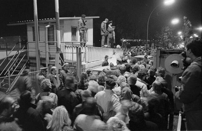  Menschenmassen drängen über den Grenzübergang Invalidenstraße und erzwingen den Fall der Berliner Mauer in Berlin - iblnom01063033