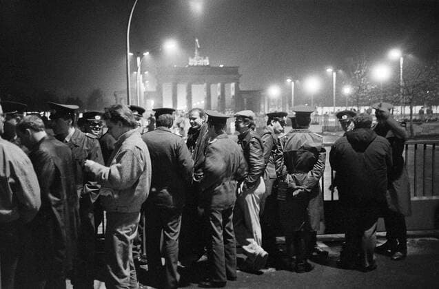  Menschenansammlung östlich vom Brandenburger Tor kurz vorm Fall der Berliner Mauer in Berlin - iblnom01063039