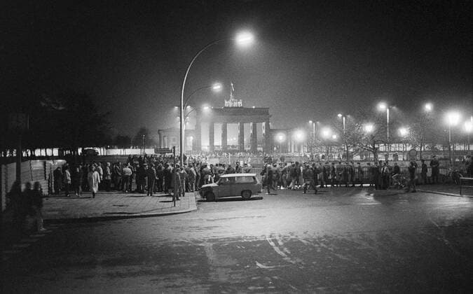  Menschenansammlung östlich vom Brandenburger Tor kurz vorm Fall der Berliner Mauer in Berlin - iblnom01063040