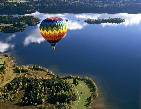 Heißluftballon über dem Staffelsee bei Uffing in Oberbayern - !ACHTUNG LUFTAUFNAHME 100% HONORARAUFSCHLAG! - iblsbe01069911