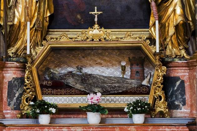 Heilige Barbara im Sarg in der Garnisonskirche in Graz - iblals01061721