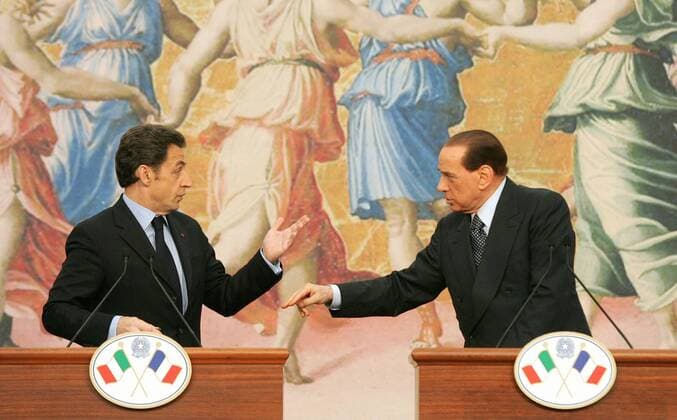 Präsident Nicolas Sarkozy (Frankreich) und Ministerpräsident Silvio Berlusconi (re., Italien) während einer Pressekonferenz zum französisch-italienischen Treffen in Rom - 