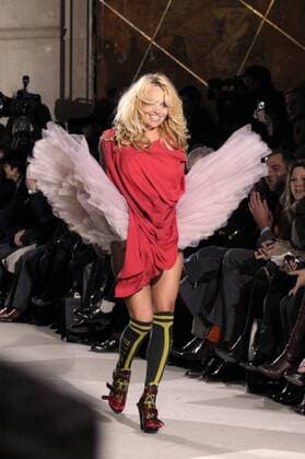 Schauspielerin Pamela Anderson präsentiert neue Kreationen von Designerin Vivienne Westwood während der Ready-to-Wear-Modenschau im Rahmen der Fashion Week in Paris 