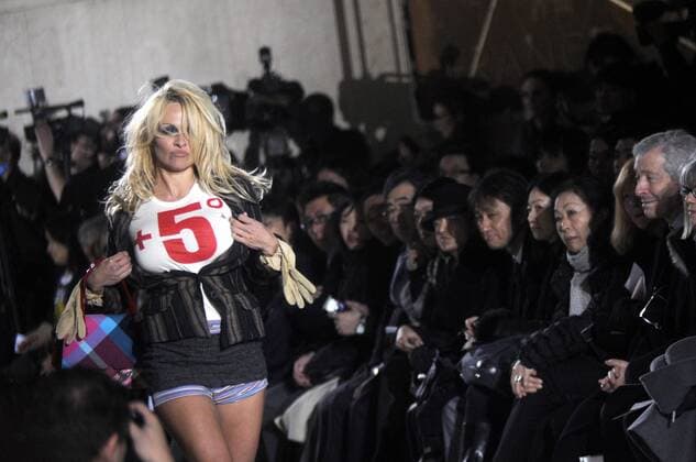 Schauspielerin Pamela Anderson präsentiert neue Kreationen von Designerin Vivienne Westwood während der Ready-to-Wear-Modenschau im Rahmen der Fashion Week in Paris 