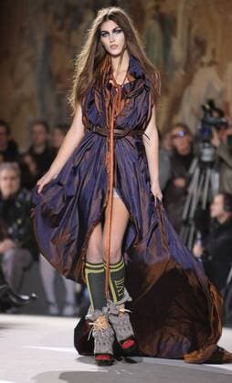 Model präsentiert neue Kreation der Herbst Winter-Kollektion von Designerin Vivienne Westwood während der Pret-A-Porter-Modenschau im Rahmen der Fashion Week in Paris - 