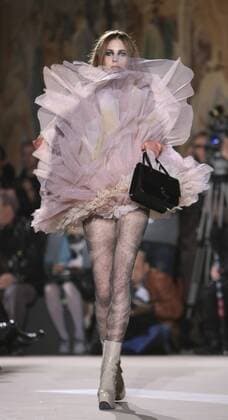 Model präsentiert neue Kreation der Herbst Winter-Kollektion von Designerin Vivienne Westwood während der Pret-A-Porter-Modenschau im Rahmen der Fashion Week in Paris - 