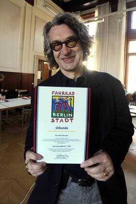 Wim Wenders, 75. Geburtstag am 14. August Regisseur Wim Wenders mit seiner Auszeichnung - FahrradStadtBerlin 2008 - in Berlin