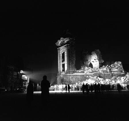Dresdner Bürger versammeln sich abends vor der Ruine der Frauenkirche und zünden Kerzen an - Gedenken der Opfer der alliierten Bombenangriffe am 13.02.1945 auf Dresden
