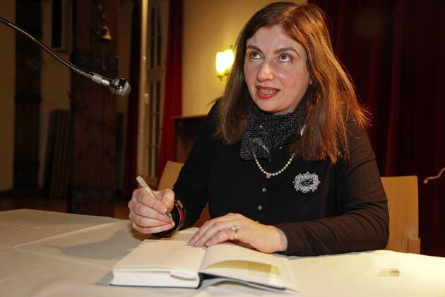 Schriftstellerin Sibylle Lewitscharoff signiert ihr Buch - Apostoloff - in Bielefeld