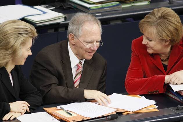 Innenminister Wolfgang Schäuble (Deutschland CDU), Bundeskanzlerin Angela Merkel (re., Deutschland CDU) und Familienministerin Ursula von der Leyen (Deutschland CDU) während einer Bundestagssitzung in Berlin