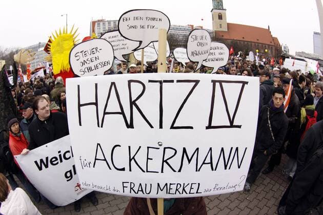 Hartz IV für Ackermann: Schriftzug auf einem Transparent von Teilnehmern der Großdemonstration - Wir zahlen nicht für Eure Krise - in Berlin