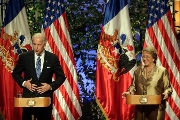 Joe Biden (USA Vizepräsident) während eines Treffens mit Präsidentin Michelle Bachelet (re., Chile) in Santiago, Chile ()