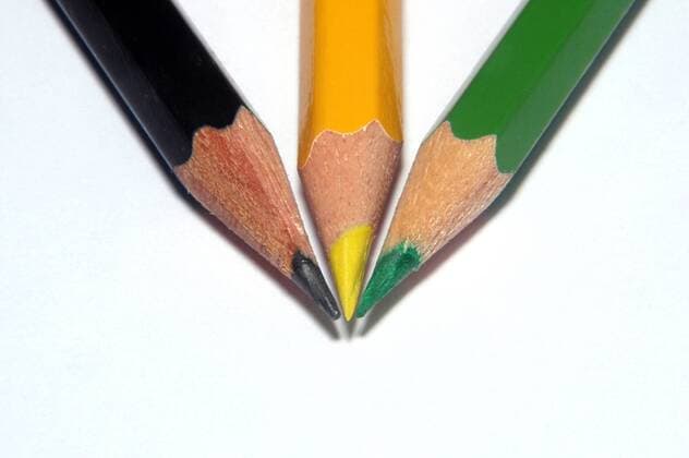 Buntstifte in den Farben schwarz, gelb und grün der Parteien