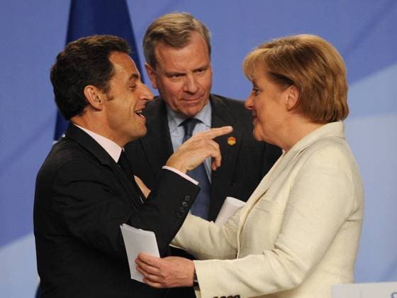 Präsident Nicolas Sarkozy (li., Frankreich), NATO-Generalsekretär Jaap de Hoop Scheffer (Mitte, Niederlande) und Bundeskanzlerin Angela Merkel (Deutschland CDU) während der Pressekonferenz zum Abschluss des NATO-Gipfels in Strasbourg - 