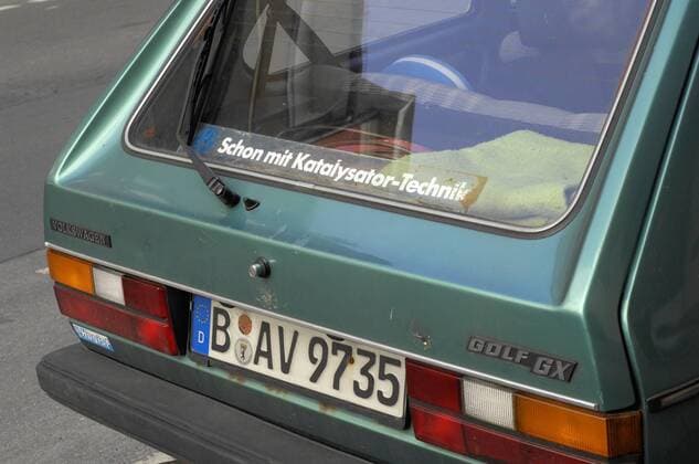 Alter VW Golf I mit Aufkleber - Schon mit Katalysator-Technik - in Berlin