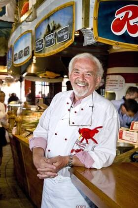  Jürgen Gosch in seiner Gaststätte in der Bootshalle in List auf Sylt - iblslu01116510