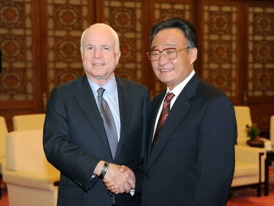 Wu Bangguo (re., China Vorsitzender Nationaler Volkskongress) und John McCain (USA Senator Arizona) während eines Treffens in Peking - 
