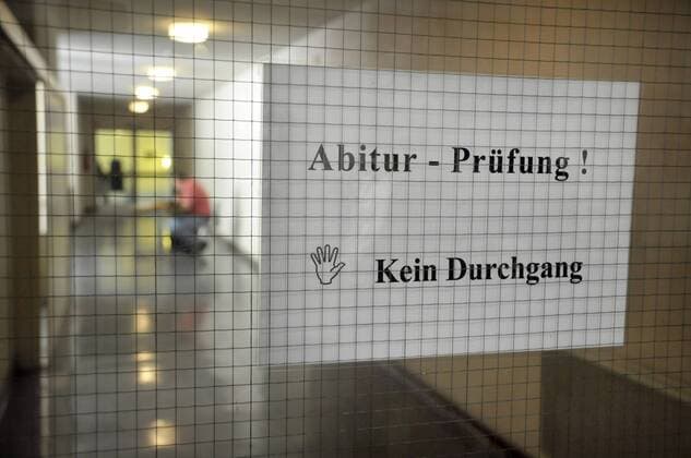 Aushang - Abitur-Prüfung! Kein Durchgang - während des NRW-Zentralabiturs 2009 am Luisen-Gymnasium in Düsseldorf