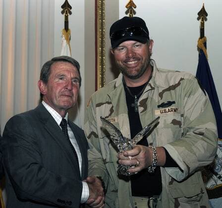 Sänger Toby Keith erhält den Congressional Leadership Award der Military Officers Association of America von Richard Neal (Chairman MOOA) in Washington DC -  (WAP20090421714)
