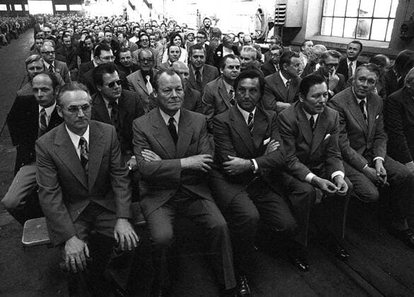 Bundeskanzler Willy Brandt (vorn 2.v.li., Deutschland SPD) und Guenter Guillaume (2.Reihe 2.v.li., Deutschland) während einer Betriebsversammlung der BKB in Helmstedt