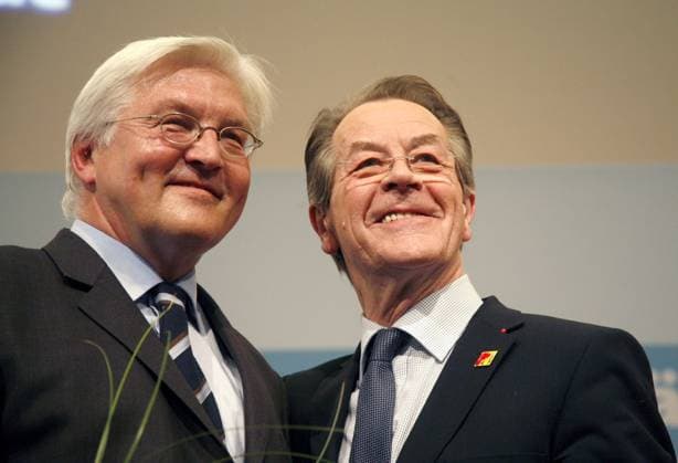 Außenminister Frank-Walter Steinmeier (li., Deutschland SPD) und Franz Müntefering (Deutschland SPD Bundesvorsitzender) während des außerordentlichen Landesparteitags der SPD-NRW in Halle